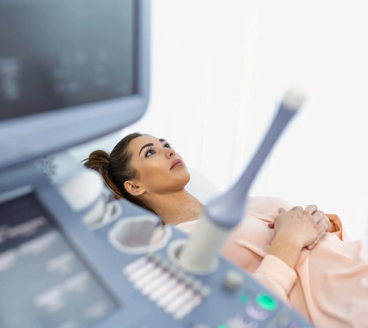 Femme allongée avec un appareil d'échographie au premier plan - échographie pelvienne | Imagerie Cardinet | Région Parisienne